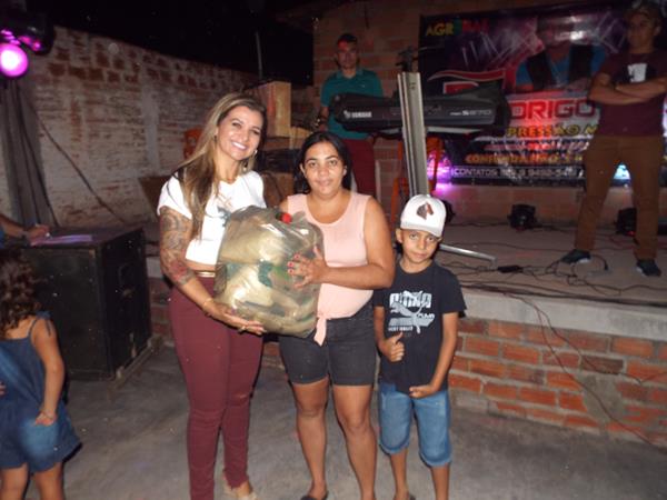 Rádio Cruzeiro AM concretiza campanha solidária com entrega de cestas de alimento  - Imagem 65