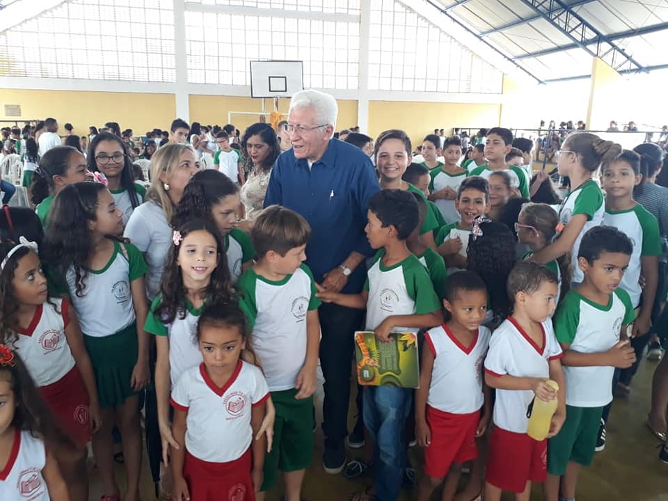 Alunos da rede municipal de ensino participam de bate papo com o escritor Cineas Santos - Imagem 9