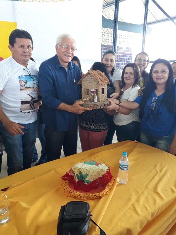 Alunos da rede municipal de ensino participam de bate papo com o escritor Cineas Santos - Imagem 8