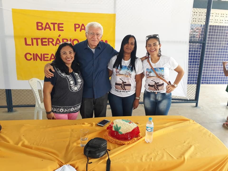 Alunos da rede municipal de ensino participam de bate papo com o escritor Cineas Santos - Imagem 12