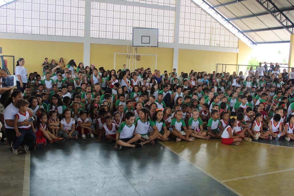 Alunos da rede municipal de ensino participam de bate papo com o escritor Cineas Santos - Imagem 13