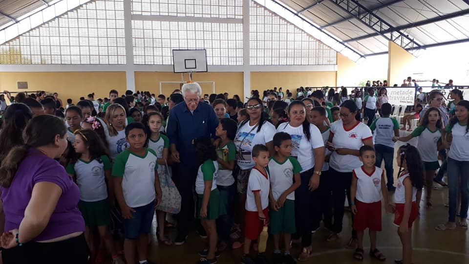 Alunos da rede municipal de ensino participam de bate papo com o escritor Cineas Santos - Imagem 2