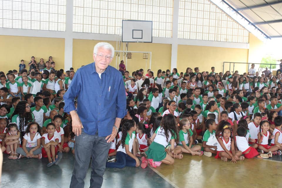 Alunos da rede municipal de ensino participam de bate papo com o escritor Cineas Santos - Imagem 20