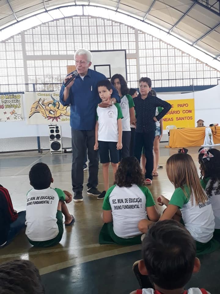 Alunos da rede municipal de ensino participam de bate papo com o escritor Cineas Santos - Imagem 11