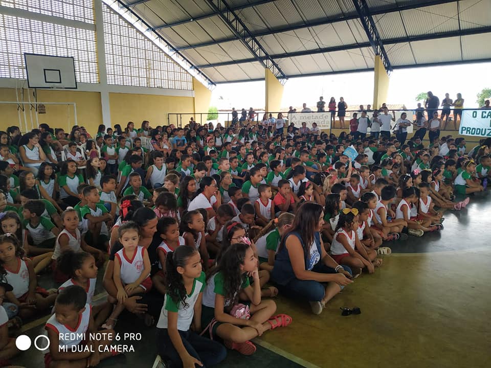 Alunos da rede municipal de ensino participam de bate papo com o escritor Cineas Santos - Imagem 4