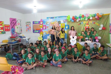 Diretora Ana e coordenadora  Ana Célia, visitaram  as turmas das tias Vanda e Toinha