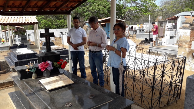 Dia de Finados em DEL – Visitantes foram surpreendidos nos cemitérios com organização, limpeza e missa. - Imagem 4
