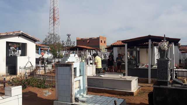 Dia de Finados em DEL – Visitantes foram surpreendidos nos cemitérios com organização, limpeza e missa. - Imagem 55