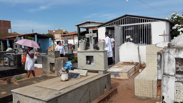 Dia de Finados em DEL – Visitantes foram surpreendidos nos cemitérios com organização, limpeza e missa. - Imagem 43