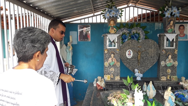 Dia de Finados em DEL – Visitantes foram surpreendidos nos cemitérios com organização, limpeza e missa. - Imagem 42
