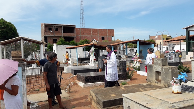 Dia de Finados em DEL – Visitantes foram surpreendidos nos cemitérios com organização, limpeza e missa. - Imagem 44