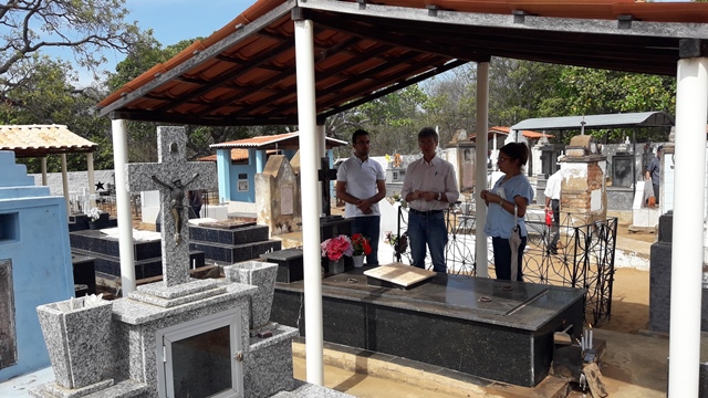 Dia de Finados em DEL – Visitantes foram surpreendidos nos cemitérios com organização, limpeza e missa. - Imagem 6