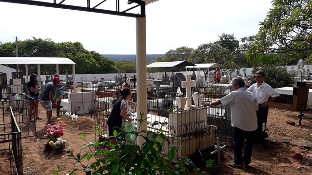 Dia de Finados em DEL – Visitantes foram surpreendidos nos cemitérios com organização, limpeza e missa. - Imagem 95