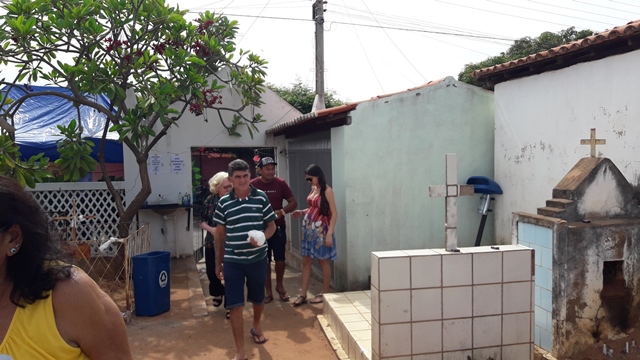 Dia de Finados em DEL – Visitantes foram surpreendidos nos cemitérios com organização, limpeza e missa. - Imagem 32