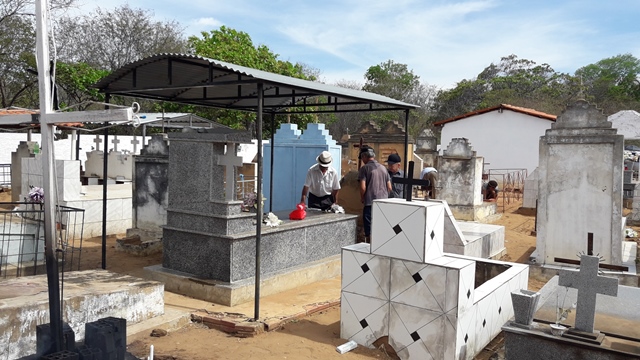 Dia de Finados em DEL – Visitantes foram surpreendidos nos cemitérios com organização, limpeza e missa. - Imagem 104