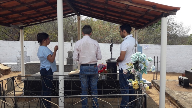 Dia de Finados em DEL – Visitantes foram surpreendidos nos cemitérios com organização, limpeza e missa. - Imagem 9