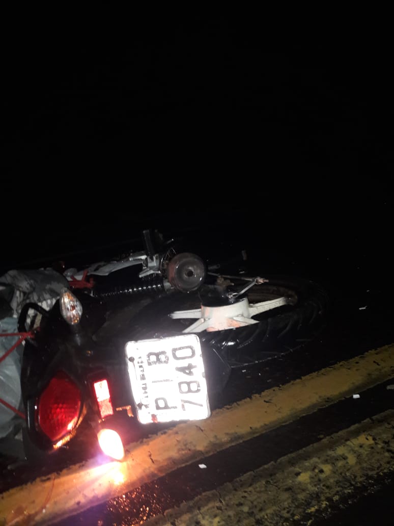 Homem morre após moto colidir violentamente contra vaca na BR-316