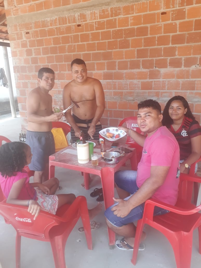 Nesta foto, Jean é o de blusa cor de rosa 