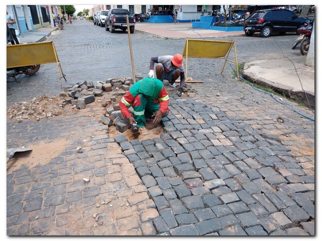 Prefeitura de Inhuma realiza serviços de recuperação de calçamento
