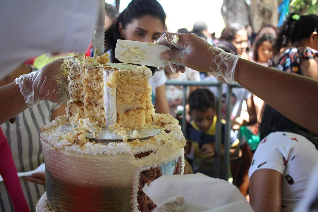 Um festival de criatividade e gostosuras no corte e distribuição dos bolos de aniversário de Monsenhor Gil  - Imagem 3