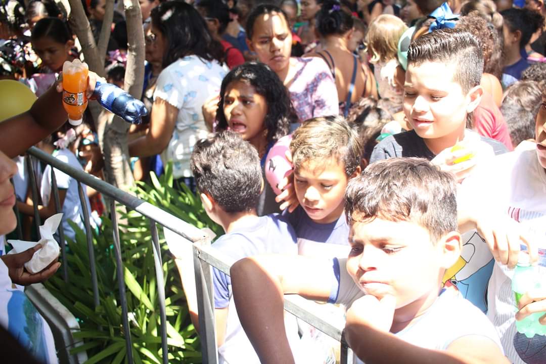 Um festival de criatividade e gostosuras no corte e distribuição dos bolos de aniversário de Monsenhor Gil  - Imagem 8