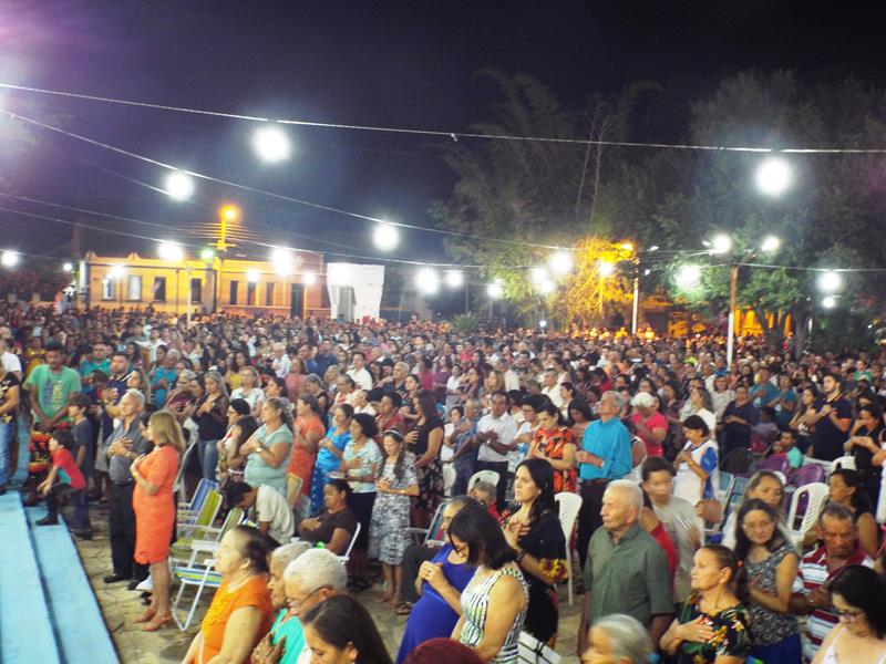 Fiéis lotam pátio de praça para assistir a 3ª noite de novena da Imaculada Conceição  - Imagem 11