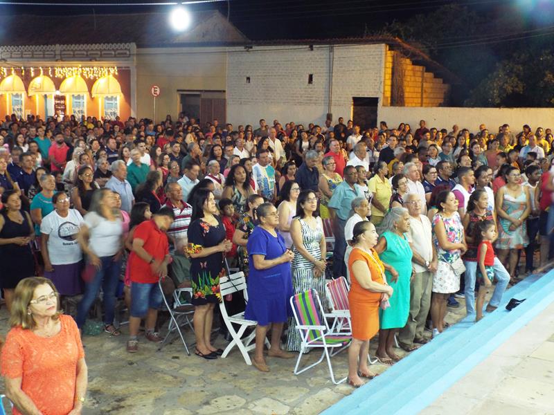 Fiéis lotam pátio de praça para assistir a 3ª noite de novena da Imaculada Conceição  - Imagem 28