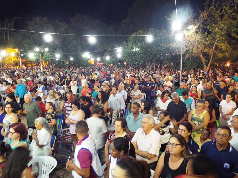 Fiéis lotam pátio de praça para assistir a 3ª noite de novena da Imaculada Conceição  - Imagem 7