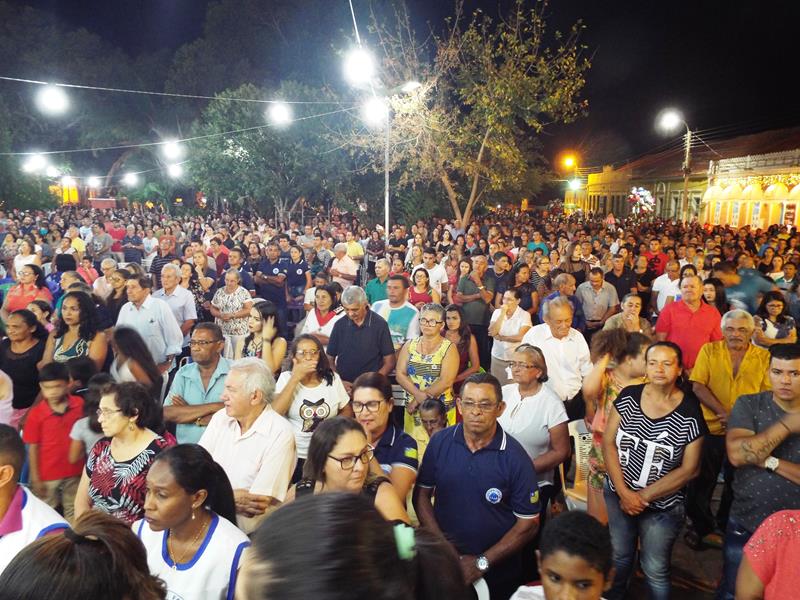 Fiéis lotam pátio de praça para assistir a 3ª noite de novena da Imaculada Conceição  - Imagem 10