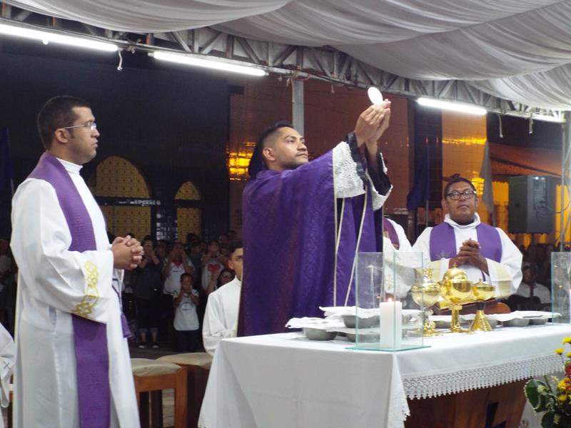 Fiéis lotam pátio de praça para assistir a 3ª noite de novena da Imaculada Conceição  - Imagem 32