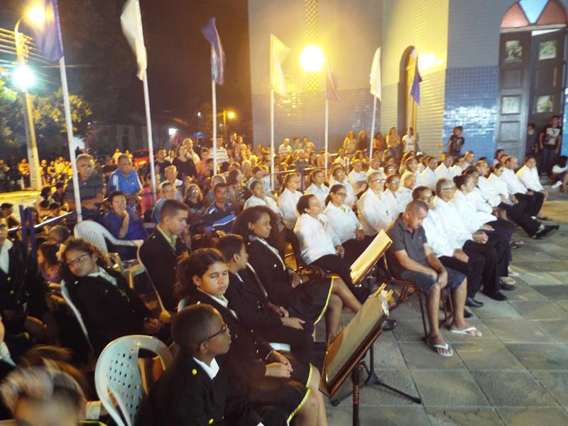 Fiéis lotam pátio de praça para assistir a 3ª noite de novena da Imaculada Conceição  - Imagem 18