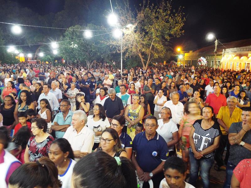 Fiéis lotam pátio de praça para assistir a 3ª noite de novena da Imaculada Conceição  - Imagem 9