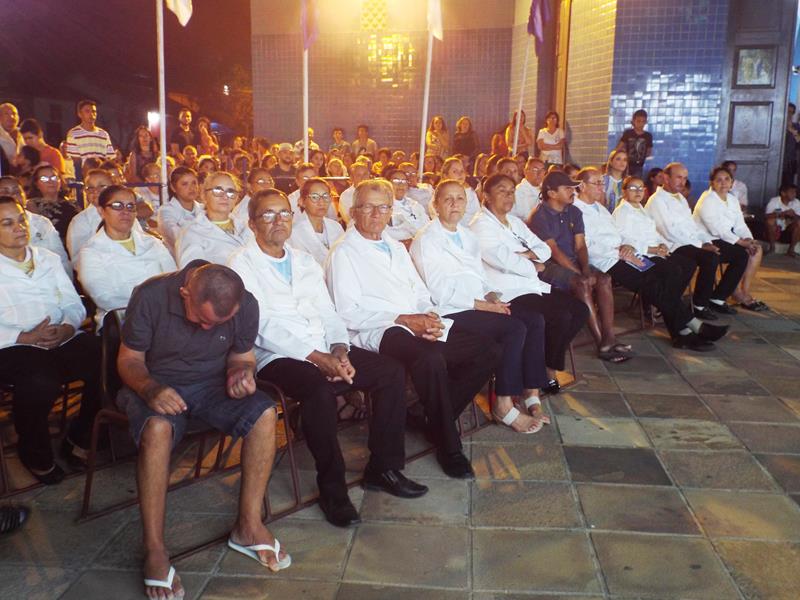 Fiéis lotam pátio de praça para assistir a 3ª noite de novena da Imaculada Conceição  - Imagem 21