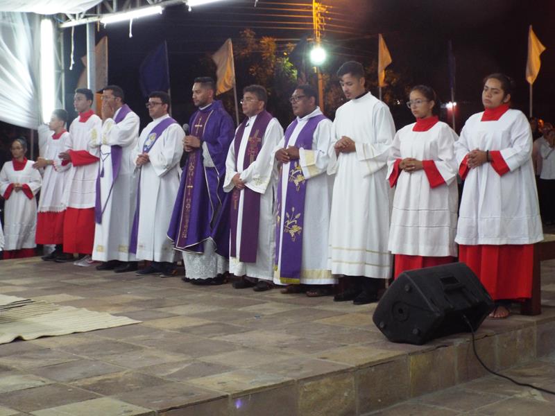 Fiéis lotam pátio de praça para assistir a 3ª noite de novena da Imaculada Conceição  - Imagem 30