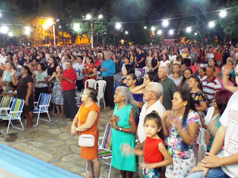 Fiéis lotam pátio de praça para assistir a 3ª noite de novena da Imaculada Conceição  - Imagem 4