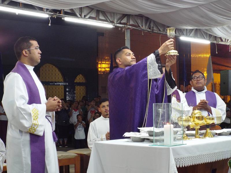 Fiéis lotam pátio de praça para assistir a 3ª noite de novena da Imaculada Conceição  - Imagem 33