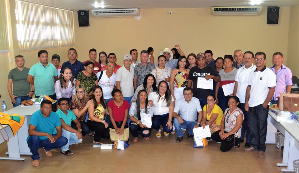 Prefeito Genival Bezerra faz entrega de fardamentos e tablets aos ACS - Imagem 1