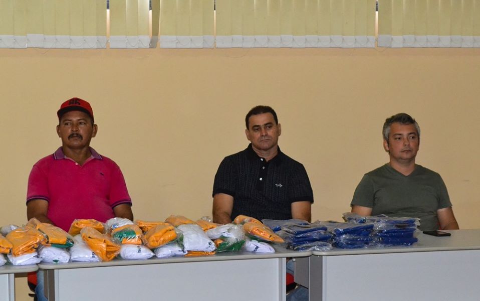 Prefeito Genival Bezerra faz entrega de fardamentos e tablets aos ACS - Imagem 37