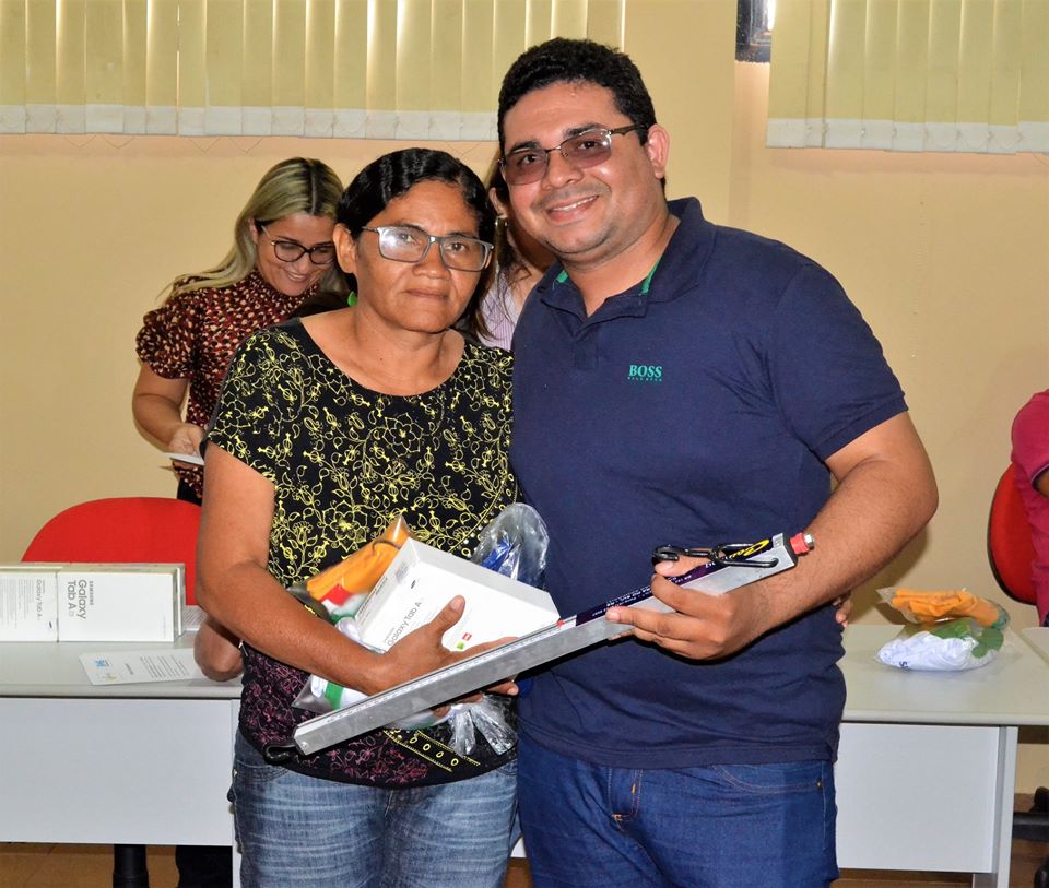 Prefeito Genival Bezerra faz entrega de fardamentos e tablets aos ACS - Imagem 8