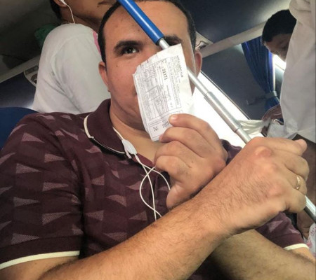 Deficiente visual lamenta cobrança de passagem, mesmo apresentando passe livre