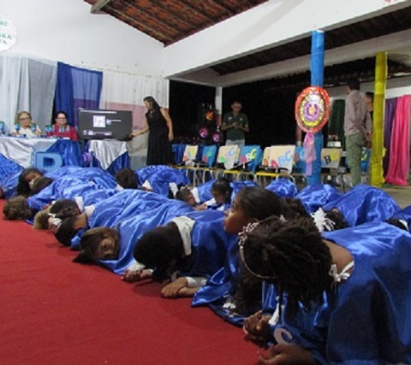 Noite de elegância com formatura na creche Mãe Teodora Preta