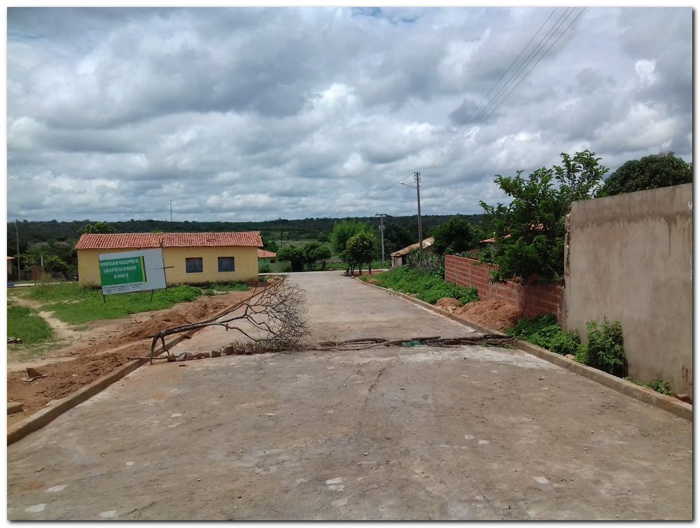 Baixa do Potes é beneficiada com pavimentação em paralelepípedos