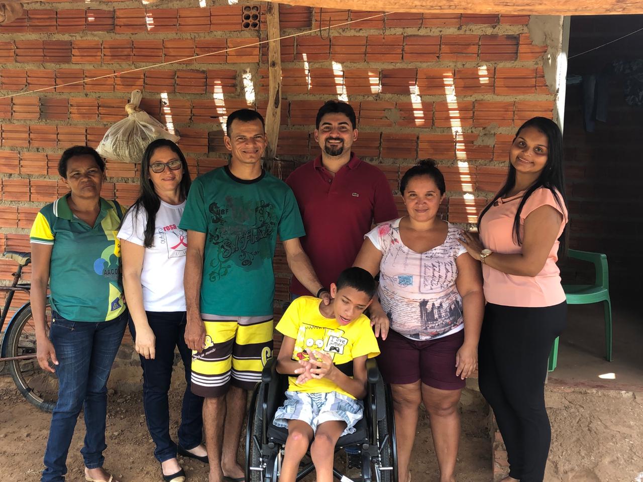 Criança com paralisia cerebral ganha cadeira de rodas 