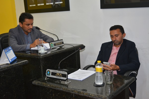 Prefeito participa de sessão na câmara e presta contas de dois anos de governo - Imagem 4