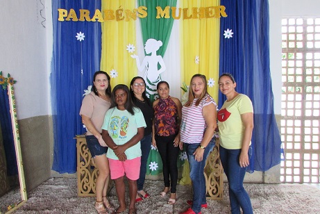 Mulheres homenageadas com toque de beleza nas escolas municipais