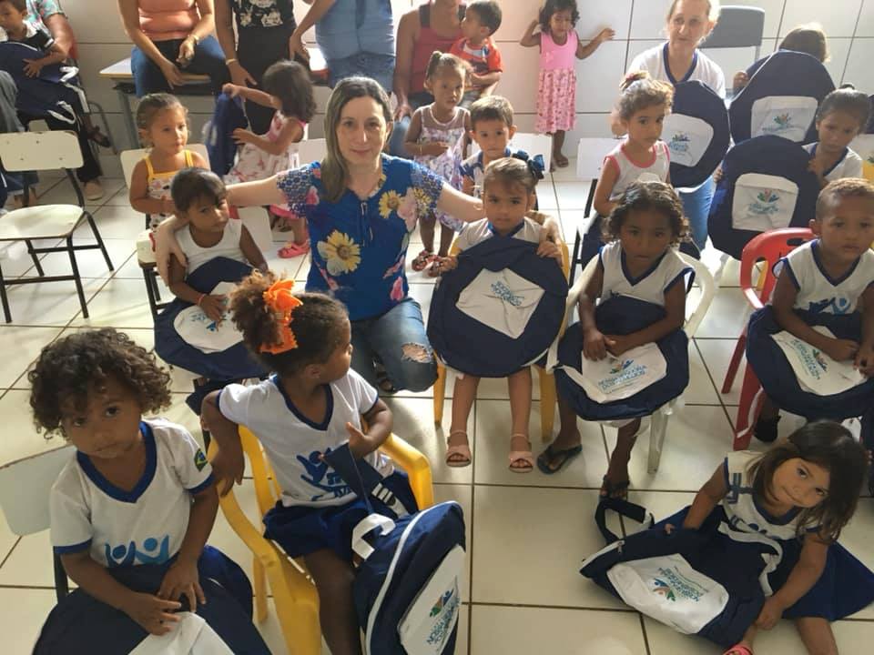 Em N. S. dos Remédios alunos são contemplados com kits escolar - Imagem 1