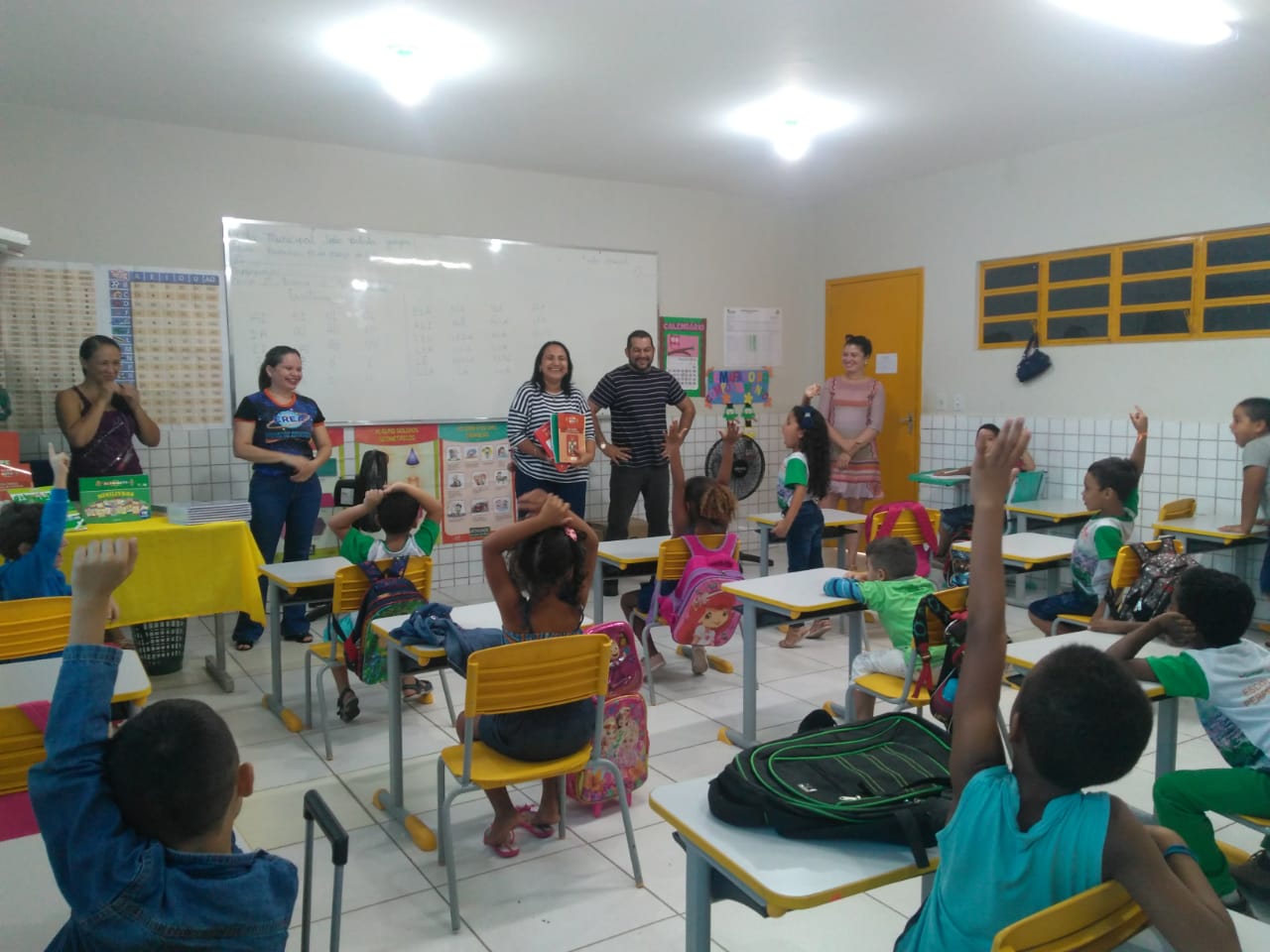 Alunos da rede municipal de Água Branca recebem livros do programa Alfa e Beto