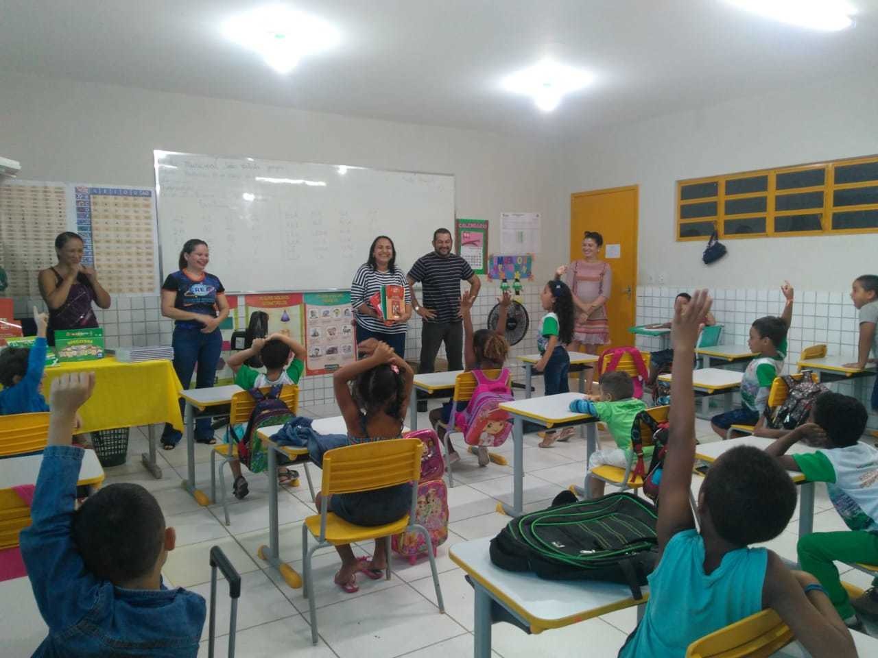 Alunos da rede municipal de Água Branca recebem livros do programa Alfa e Beto - Imagem 1
