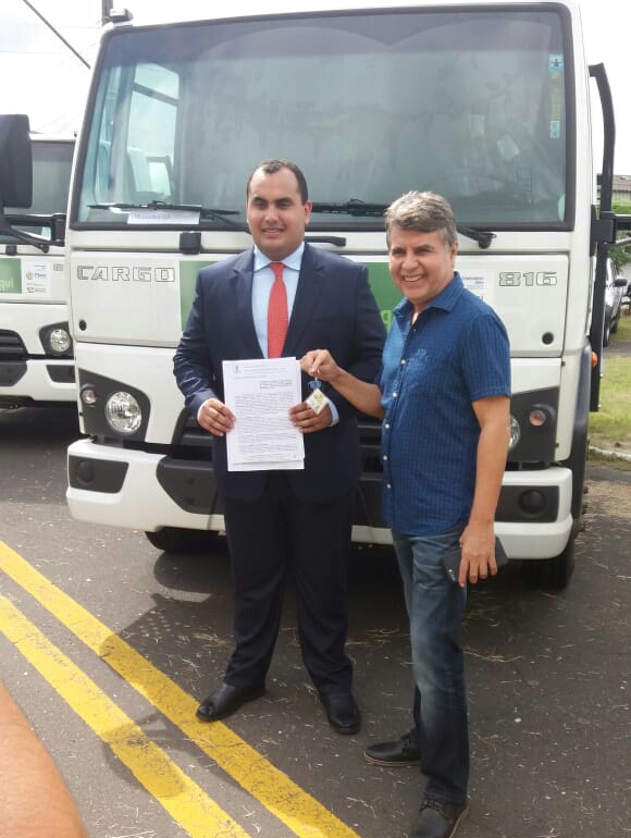 Prefeito João Luiz recebe um caminhão para agricultura familiar do município - Imagem 3
