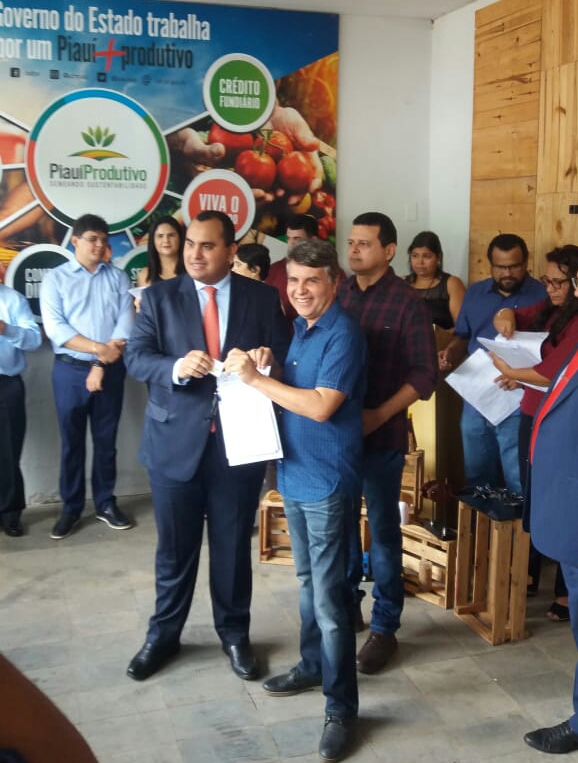 Prefeito João Luiz recebe um caminhão para agricultura familiar do município - Imagem 4